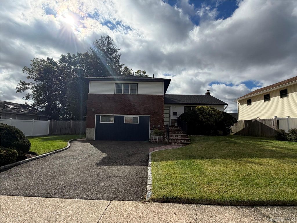 4 Evelyn Road, Plainview, NY 11803