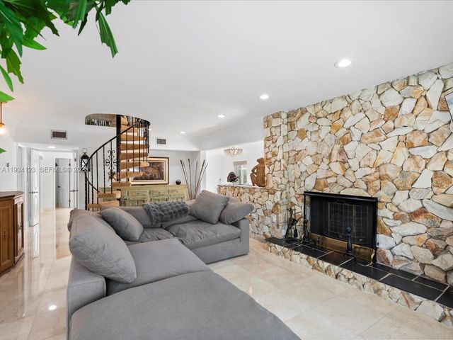 624 Palm Dr, Hallandale Beach, FL 33009