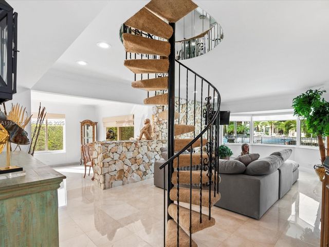 624 Palm Dr, Hallandale Beach, FL 33009