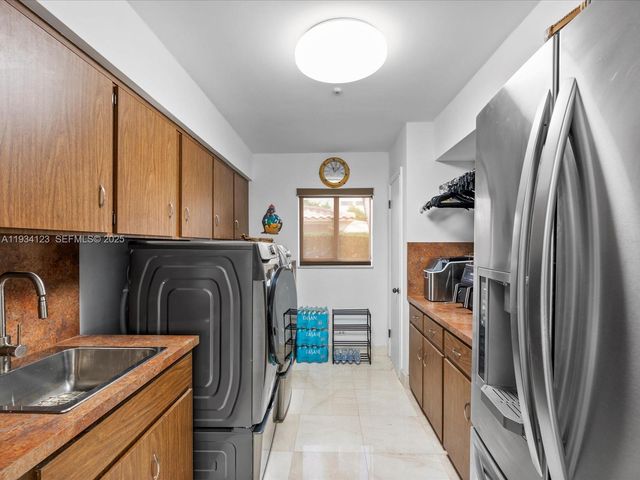 624 Palm Dr, Hallandale Beach, FL 33009