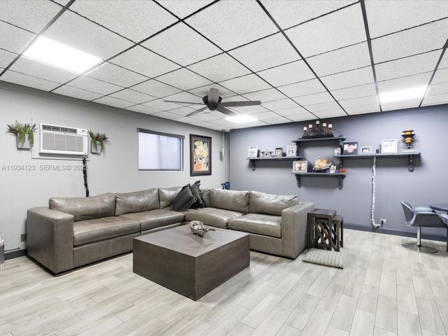 624 Palm Dr, Hallandale Beach, FL 33009