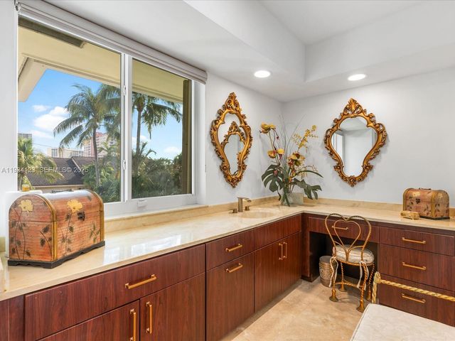 624 Palm Dr, Hallandale Beach, FL 33009