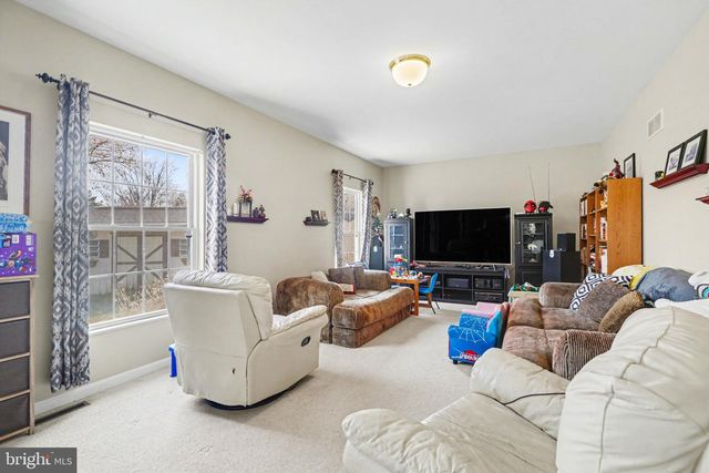 111 KOCH LN, Harrisburg, PA 17112