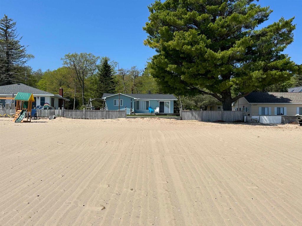 7724 N US-23, Oscoda Twp, MI 48750