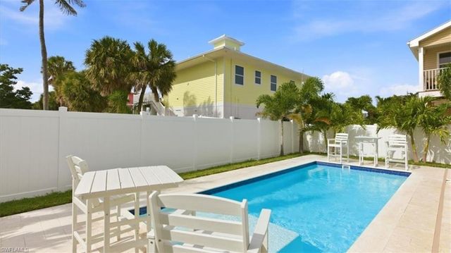 129 Pearl ST, Fort Myers Beach, FL 33931
