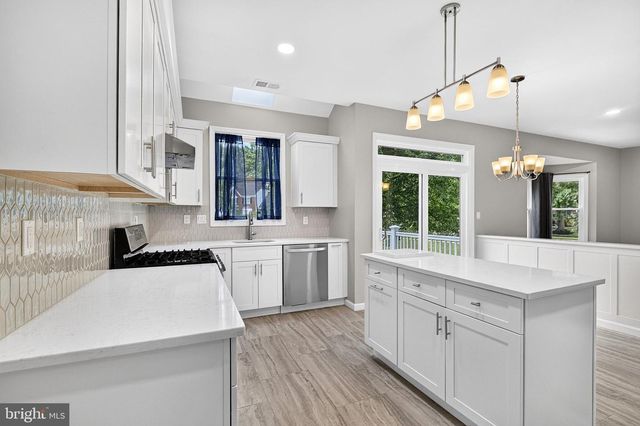 2 WHARTON CT, Kendall Park, NJ 08824