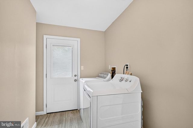 2 WHARTON CT, Kendall Park, NJ 08824