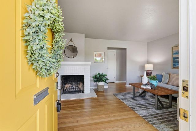 1119 Darnel Way, Sacramento, CA 95822