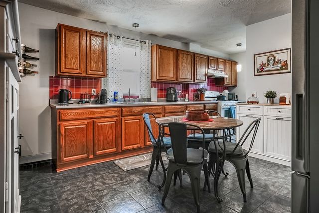 529 Stafford Rd, Fall River, MA 02721