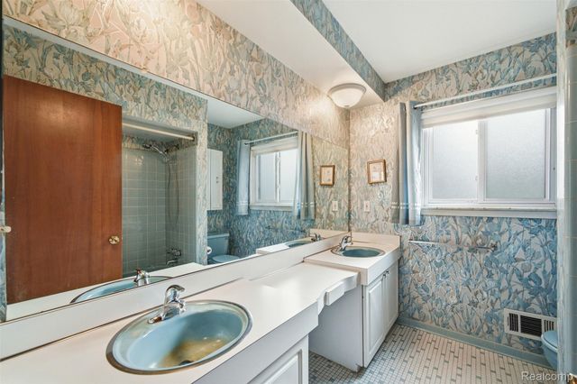 32845 Northampton Drive, Warren, MI 48093