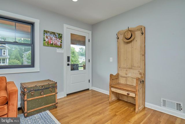 915 DESALE ST SW, Vienna, VA 22180