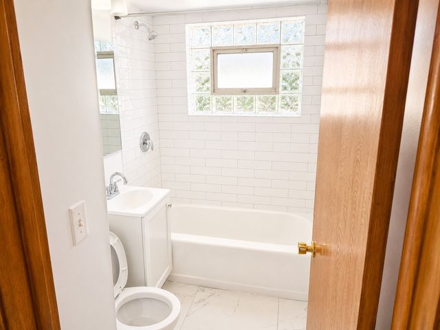 5834 W Montrose Avenue 2N, Chicago, IL 60634