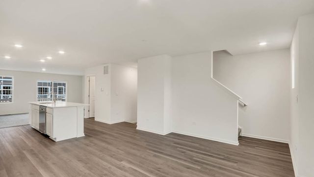 411 Lakeshore Court, St. Charles, IL 60174