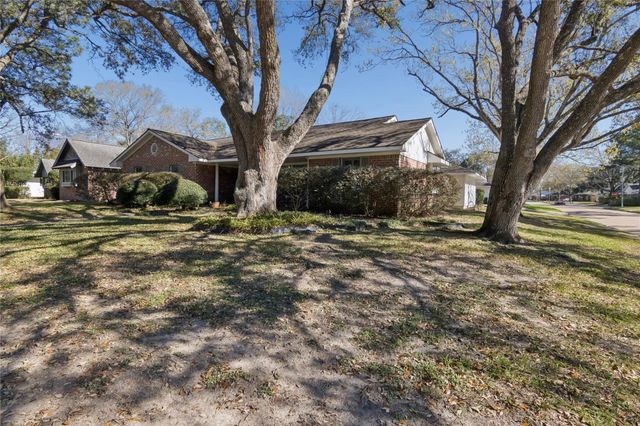 18335 Hereford Lane, Nassau Bay, TX 77058