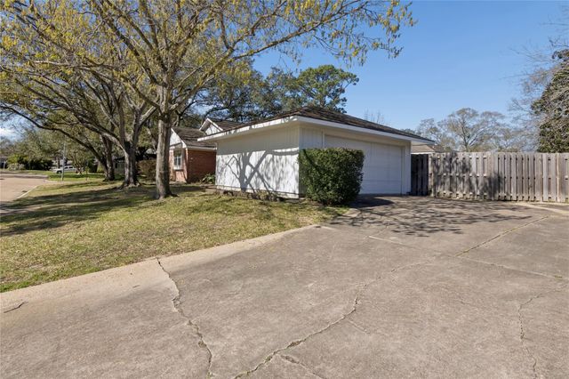 18335 Hereford Lane, Nassau Bay, TX 77058
