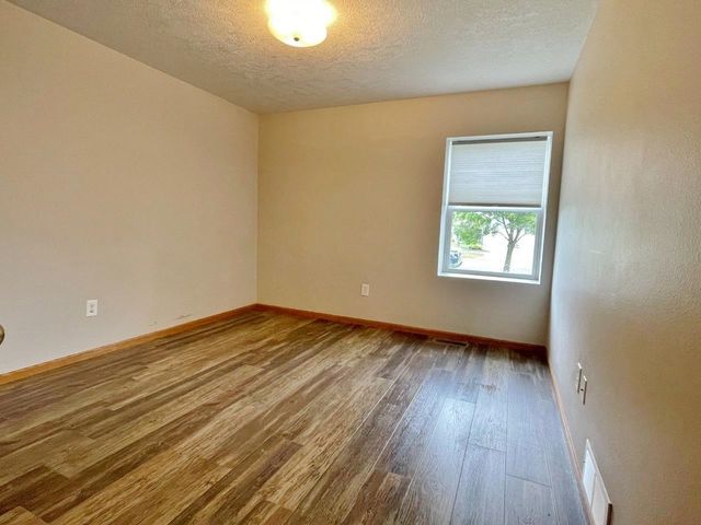 1928 25th St SW, Minot, ND 58701
