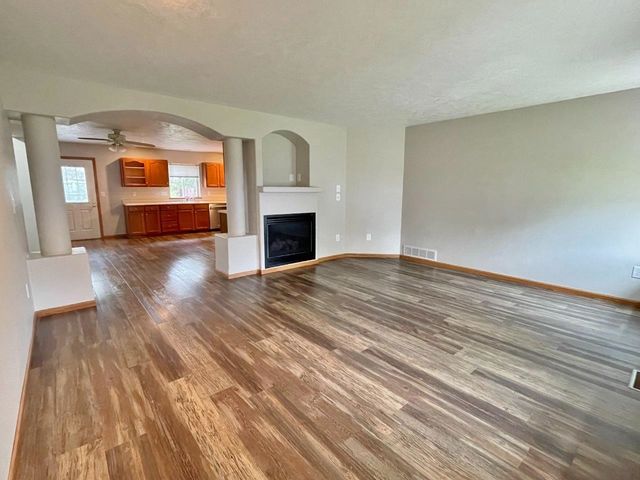 1928 25th St SW, Minot, ND 58701