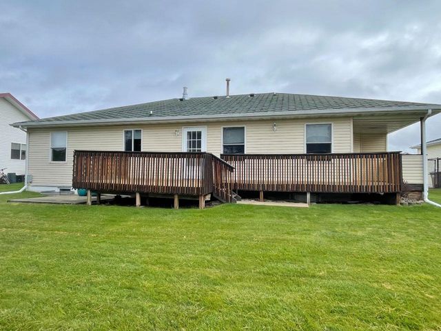 1928 25th St SW, Minot, ND 58701