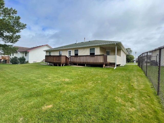 1928 25th St SW, Minot, ND 58701