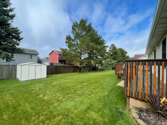 1928 25th St SW, Minot, ND 58701