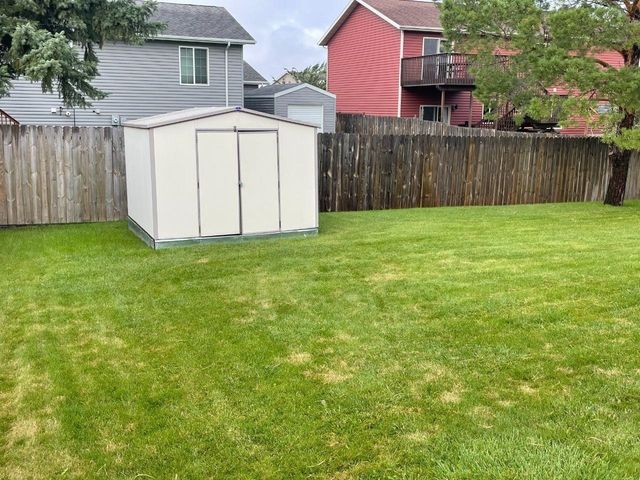 1928 25th St SW, Minot, ND 58701