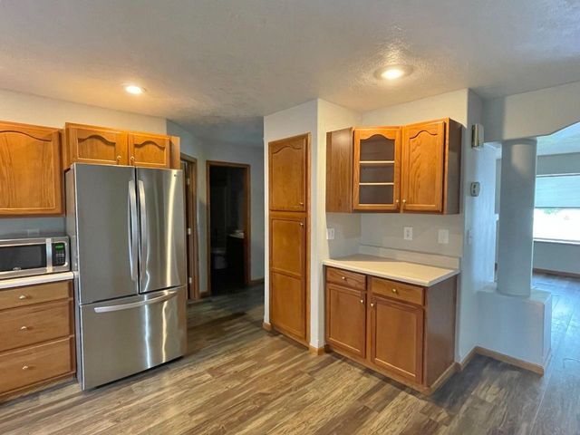 1928 25th St SW, Minot, ND 58701