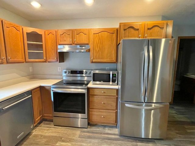 1928 25th St SW, Minot, ND 58701
