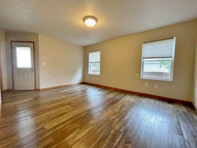 1928 25th St SW, Minot, ND 58701