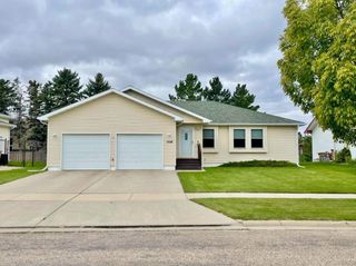 1928 25th St SW, Minot, ND 58701