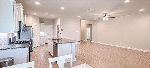 213 Mossy Cliff Lane, Fort Worth, TX 76052
