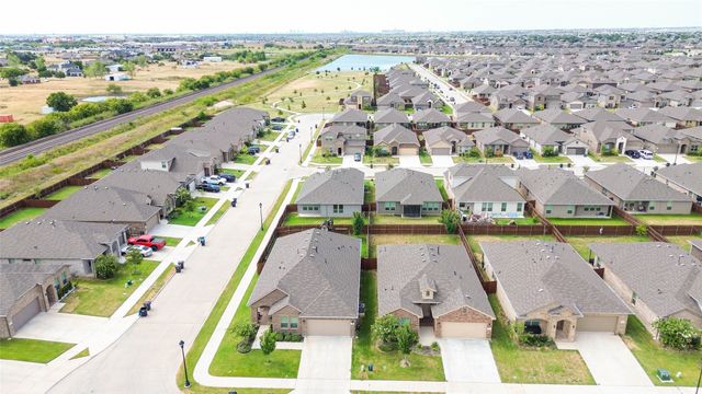 213 Mossy Cliff Lane, Fort Worth, TX 76052