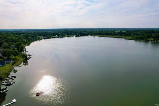 5323 W Diamond Lake Road, Wawaka, IN 46794