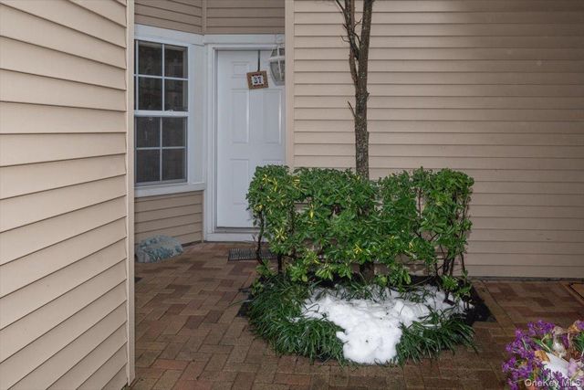 37 Windwatch Drive, Hauppauge, NY 11788