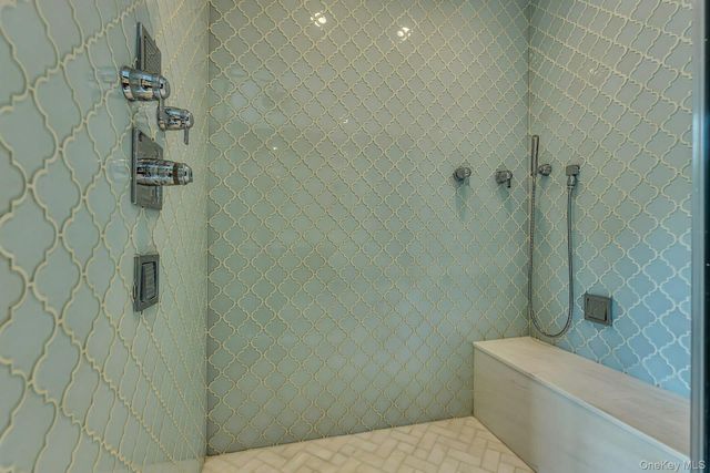33 Harwood Drive E, Glen Cove, NY 11542
