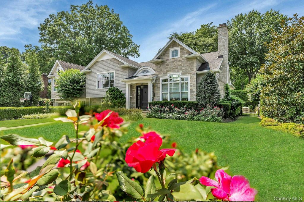 33 Harwood Drive E, Glen Cove, NY 11542
