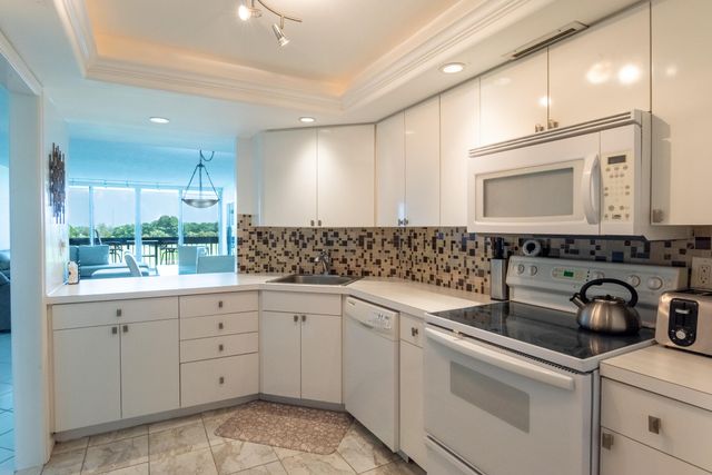 2000 PRESIDENTIAL Way 603, West Palm Beach, FL 33401