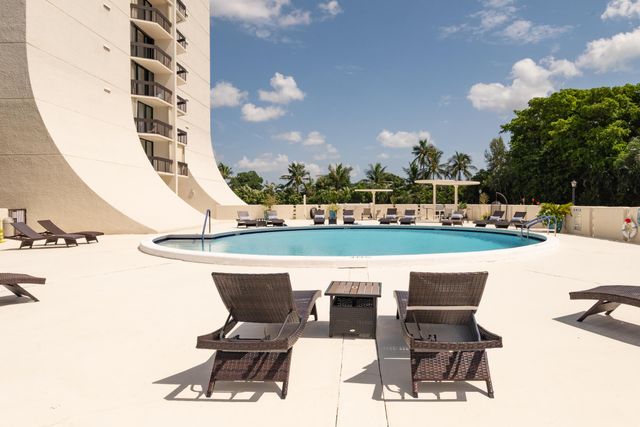 2000 PRESIDENTIAL Way 603, West Palm Beach, FL 33401
