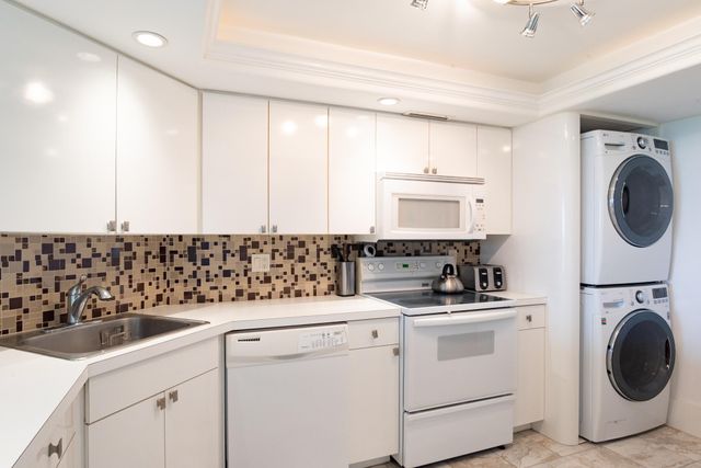 2000 PRESIDENTIAL Way 603, West Palm Beach, FL 33401