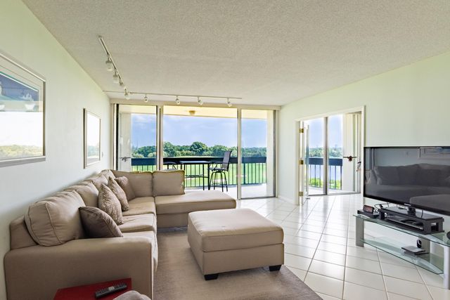 2000 PRESIDENTIAL Way 603, West Palm Beach, FL 33401
