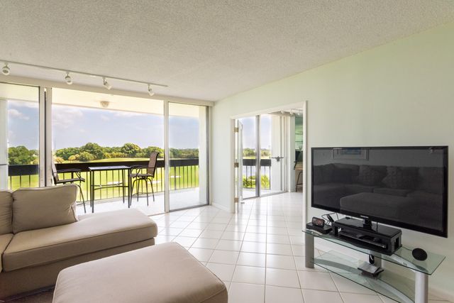 2000 PRESIDENTIAL Way 603, West Palm Beach, FL 33401