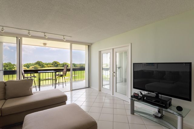 2000 PRESIDENTIAL Way 603, West Palm Beach, FL 33401