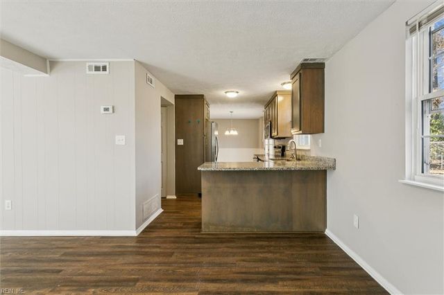 945 Chatsworth DR, Newport News, VA 23601