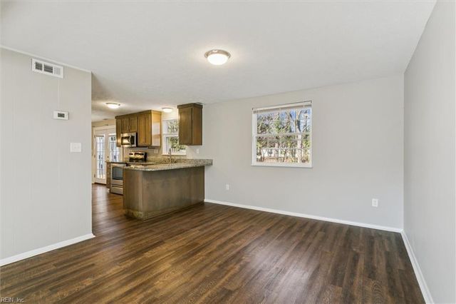 945 Chatsworth DR, Newport News, VA 23601