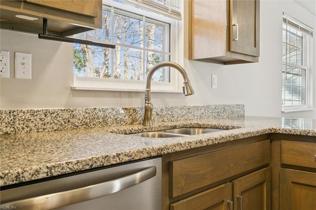 945 Chatsworth DR, Newport News, VA 23601