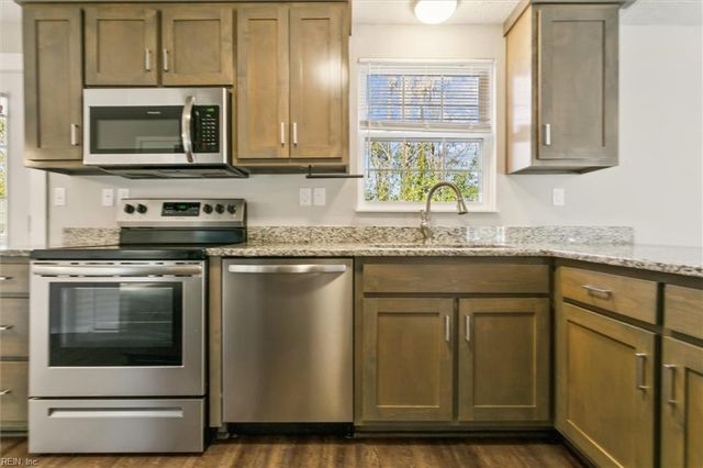 945 Chatsworth DR, Newport News, VA 23601