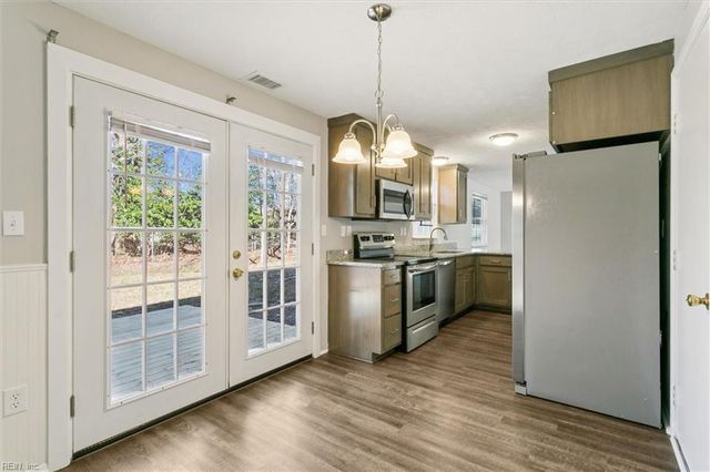 945 Chatsworth DR, Newport News, VA 23601