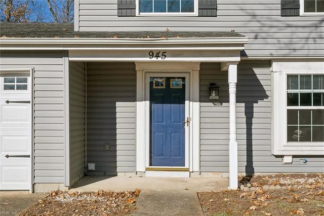 945 Chatsworth DR, Newport News, VA 23601