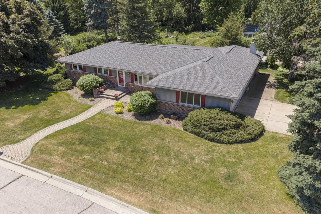 1330 Christopher COURT, Oconomowoc, WI 53066