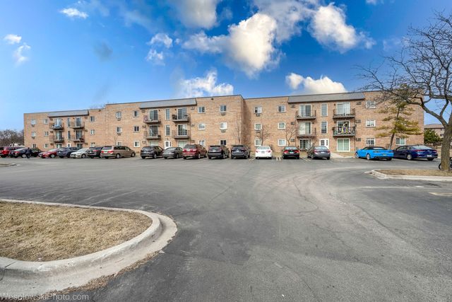 147 W Elk Trail 147, Carol Stream, IL 60188