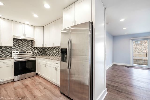 147 W Elk Trail 147, Carol Stream, IL 60188
